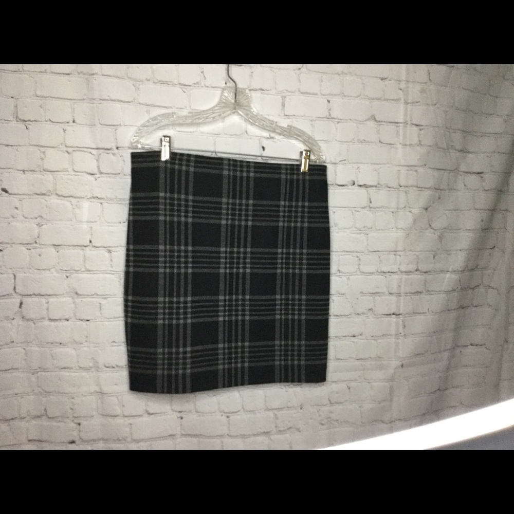 LOFT Plaid Skirt – Grey & Black – Lined – Gently Worn
